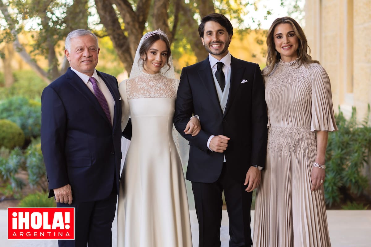 Los novios junto a los reyes Abdalá y Rania, muy emocionados, ya que la princesa fue la primera de sus cuatro hijos en casarse.