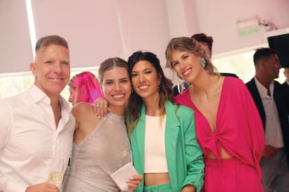 Los novios junto a Paula Glere, prima de la novia y testigo, y a Cielo Mosqueira, hermana de Coni.