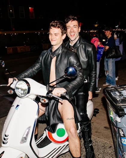 Los novios llevaron looks de cuero (Foto: Instagram @vogueweddings / Hunter Abrams)