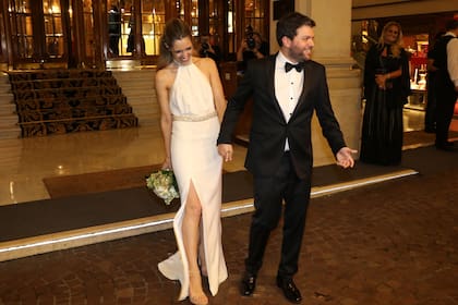 Los novios muy felices, en la puerta del hotel Alvear