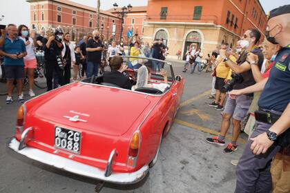 Los novios partieron rumbo a la recepción a bordo de un Fiat clásico convertible que condujo Ralph, bisnieto de William G. Morrisey, fundador de Metropolitan Oil.