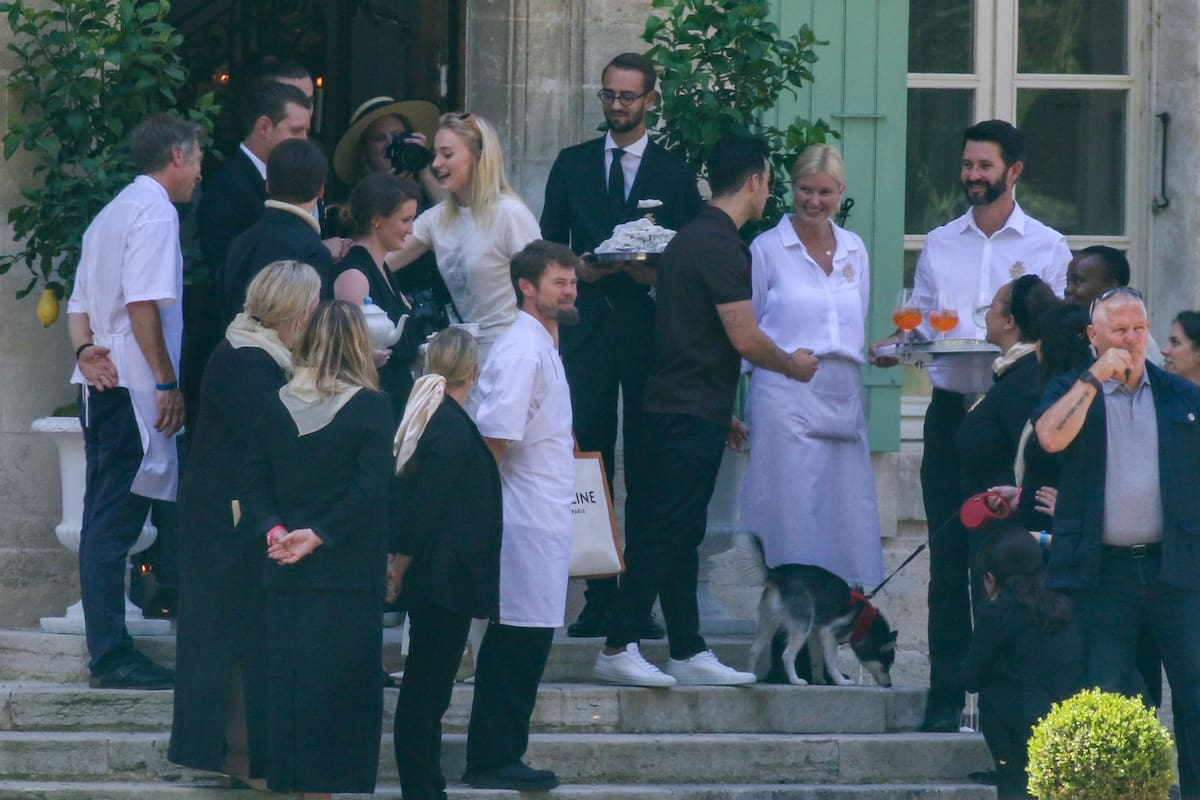 Los novios pasaron de nuevo por el altar
