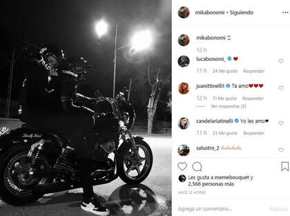 Los novios paseando en moto