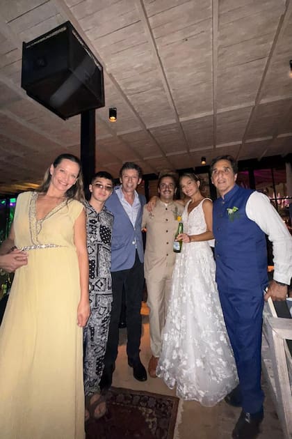 Los novios posan con Gustavo Posse y con la tía, el primo y el tío de Michel: Yocelin Caroley, Napoleón y Marcelo Mazzini.