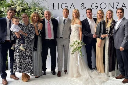 Los novios posan con la familia Quesada. Los hermanos de Gonzalo, Ramiro, Rodrigo y Juana (todos con sus respectivas parejas) y sus padres, Bebe y Mónica.