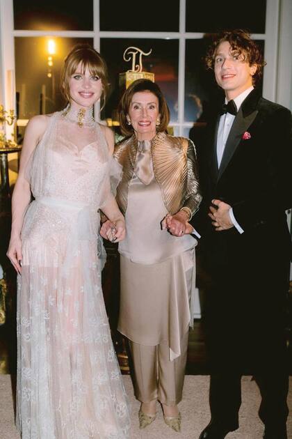 Los novios posan con Nancy Pelosi. La presidenta de la Cámara de Representantes de Estados Unidos fue quien los casó.