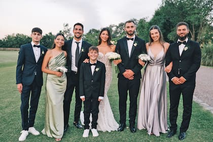 Los novios posan con sus hermanos. De izquierda a derecha, Thomas Pugliese, Delfina, Federico y Bastian Bascerano, Bárbara y Bruno Pezzella.