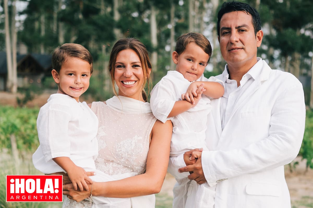Los novios posan con sus hijos, Belisario y Santi, que tuvieron un rol estelar en la ceremonia religiosa.