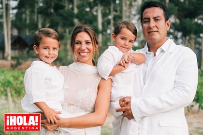 Los novios posan con sus hijos, Belisario y Santi, que tuvieron un rol estelar en la ceremonia religiosa.