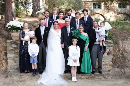Los novios posan con toda la familia para el álbum familiar.