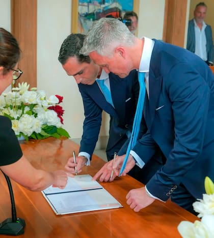 Los novios, que coordinaron sus looks hasta el más mínimo detalle, en el momento de la firma