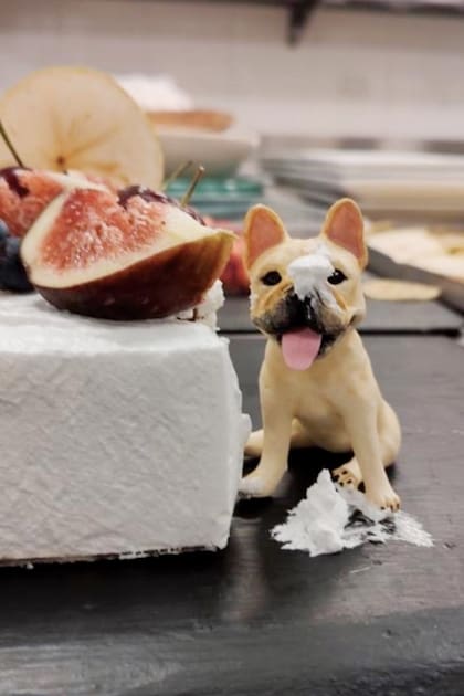 Los novios quisieron que sus perritos estuvieran presentes en la fiesta de alguna manera, y los incluyeron en la torta de boda, stickers, bordados en gorros Pilusos y más.