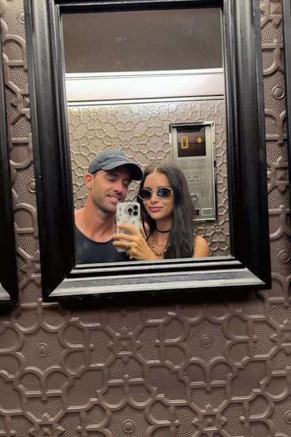 Los novios se toman una selfie en el ascensor del hotel donde se alojaron durante su estadía en Italia.