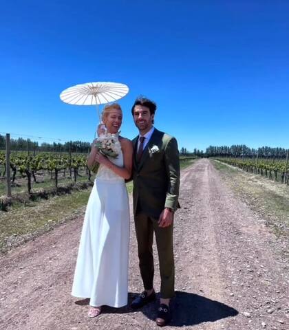 Los novios y los invitados contaron con paraguas chinos para protegerse del sol
