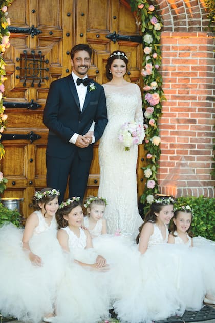 Los novios y su cortejo: Donatella y Francesca –hijas de Natalia Monteferrario, prima de Ara–, Camila y Florencia –hijas de Mabby Autino– y Katia.