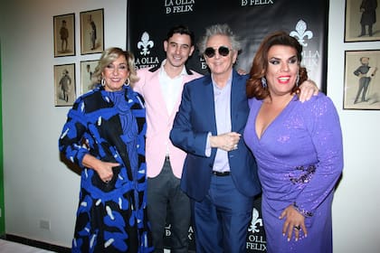 Los novios y su fiesta de compromiso, en Recoleta, acompañados por Georgina Barbarossa y Gonzalo Costa