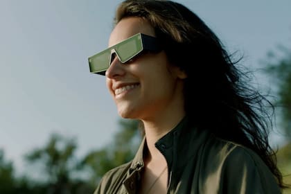Los nuevos anteojos de realidad aumentada de Snapchat tienen pantallas translúcidas incorporadas en cada lente