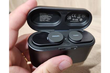 Los nuevos auriculares T2 en su estuche cargador
