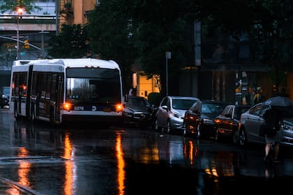 Los nuevos carriles dobles para autobuses se extienden desde la calle 23 Este hasta la calle 42 Este en Madison Avenue