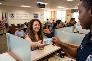 Cuáles son los beneficios que no perjudican la obtención de la green card