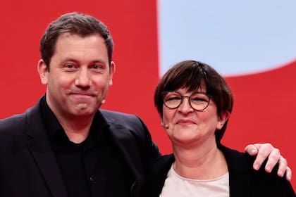 Los nuevos dirigentes del Partido Socialdemócrata alemán Lars Klingbeil, izquierda, y Saskia Esken posan para la foto durante un congreso partidario en Berlín, sábado 11 de diciembre de 2021. (Hannibal Hanschke/Pool Photo via AP)