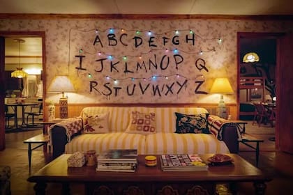 Los nuevos dueños recrearon los decorados de la serie, incluyendo cintas VHS, juegos de mesa y la pared con el alfabeto iluminado