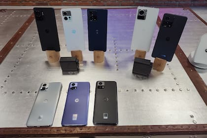 Los nuevos integrantes de la familia Motorola: arriba a la izquierda, los Edge 30 Fusion; a su derecha, los Edge 30 Ultra; abajo, los Edge 30 Neo
