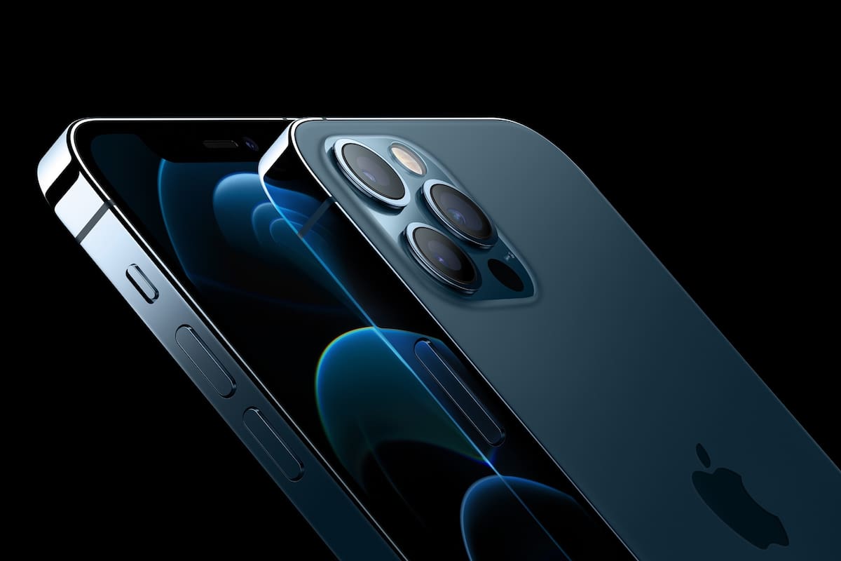 Los nuevos iPhone 12 recuperan la estética del iPhone 4, con los bordes metálicos en ángulo recto, pero aprovechando la nuevas pantallas sin borde
