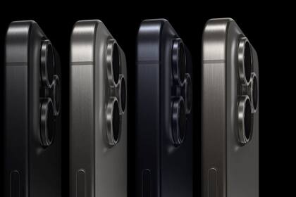 Los nuevos iPhone 15 Pro y Pro Max están hechos de titanio, que tiene un tratamiento para lograr 4 tonalidades