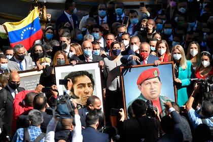 Los nuevos legisladores tomaron posesión bajo las figuras de Bolívar y Chávez, pero ante la tenaz resistencia desde otro sitio de los diputados opositores, que desconocen la elección legislativa de diciembre pasado