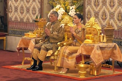Los nuevos monarcas visitan la sala del trono en el Gran Palacio en Bangkok