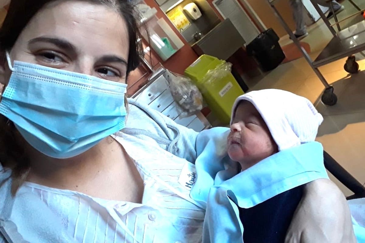 Los nuevos protocolos sanitarios implementados en los centros médicos cambiaron la dinámica de las neonatologías; muchos padres y madres con covid deben mantenerse aislados de sus bebés durante sus primeros días de vida