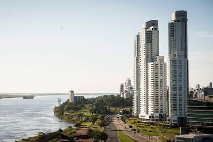 Los nuevos rascacielos de Rosario a la vera del Paraná.
