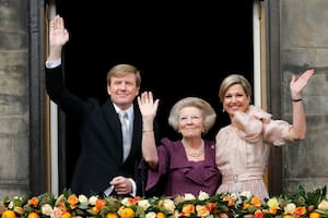 Los nuevos reyes. Emocionados, Guillermo, Beatriz y Máxima saludan al pueblo holandés.