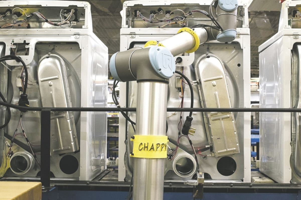 Los nuevos robots se concentran en labores repetitivas en la planta de Whirlpool, dándoles tiempo a los humanos para otras tareas