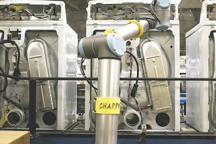 Los nuevos robots se concentran en labores repetitivas en la planta de Whirlpool, dándoles tiempo a los humanos para otras tareas