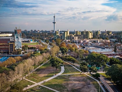 Los nuevos senderos zizagueantes se ven en la intervención del Boulevard Rabanal; de fondo, la torre del Parque de la Ciudad