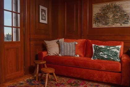 Los nuevos vecinos sumaron este sillón de terciopelo rojo en honor a Bowie Foto: Boris Rio / Agência O Globo
