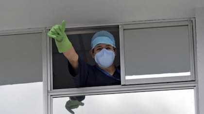 Los números de casos de covid-19 están bajando en el mundo.