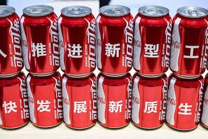 Los nutricionistas están de acuerdo: sin importar el tipo de azúcar que contengan, las bebidas azucaradas pueden llevarnos a excedernos en el consumo de calorías
