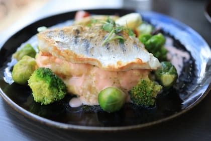 Los nutrientes del pescado mejoran el funcionamiento de los vasos sanguíneos y reducen los niveles de triglicéridos en la sangre (Foto Pexels)
