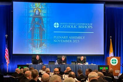 Los obispos de Estados Unidos participan en su reunión anual de otoño en el hotel Marriott Waterfront, el martes 14 de noviembre de 2023, de Baltimore. (AP Foto/Tiffany Stanley)