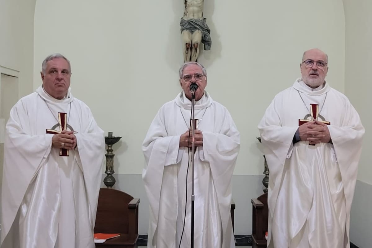 Los obispos Marcelo Colombo (Mendoza), Oscar Ojea (San Isidro) y Carlos Azpiroz Costa (Bahía Blanca), miembros de la comisión ejecutiva del Episcopado