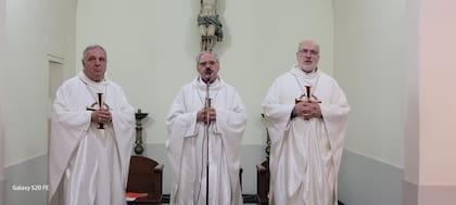 Los obispos Marcelo Colombo (Mendoza), Oscar Ojea (San Isidro) y Carlos Azpiroz Costa (Bahía Blanca), miembros de la comisión ejecutiva del Episcopado