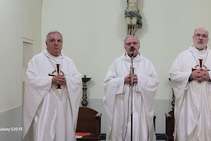 Los obispos Marcelo Colombo (Mendoza), Oscar Ojea (San Isidro) y Carlos Azpiroz Costa (Bahía Blanca), miembros de la comisión ejecutiva del Episcopado