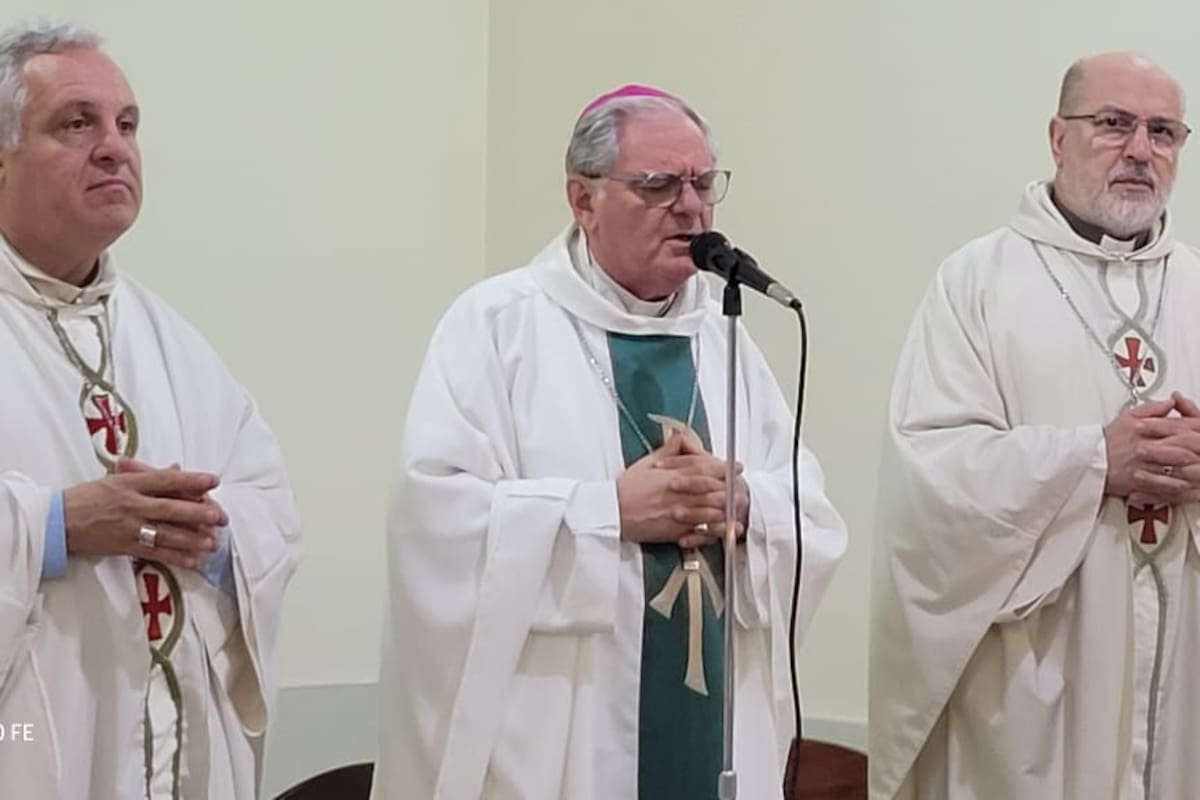 Los obispos Marcelo Colombo, Oscar Ojea y Carlos Azpiroz Costa, integrantes de la comisión ejecutiva del Episcopado