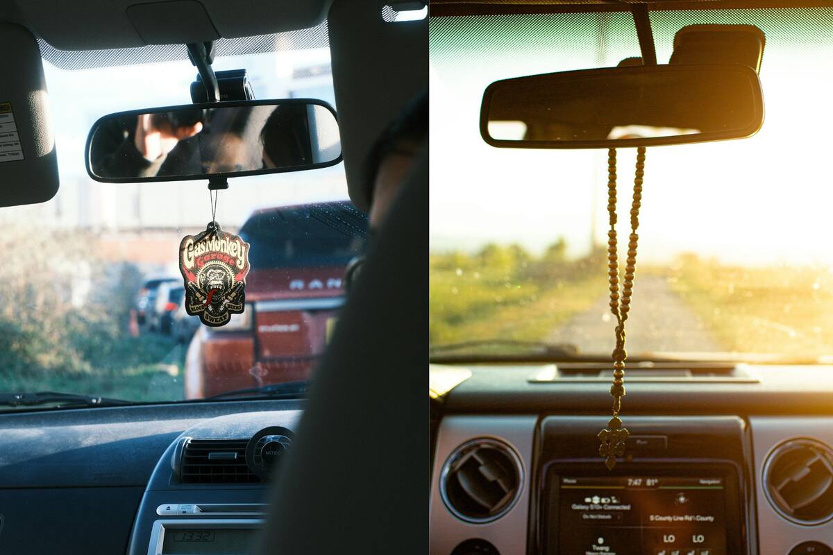 Los objetos colgados en el espejo retrovisor pueden ser causa de detención y multas en Tucson (Unsplash)