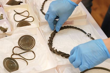 Los objetos, entre los que se incluyen collares, cadenas y broches muy bien conservados, datan de entre el año 750 a.C y 500 a.C