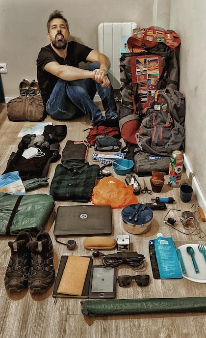 Los objetos que acompañan a Rodrigo en su travesía. Con artículos de camping son cerca de 15 kg. "Salvando los lógicos recambios por desgaste esto es todo, esto es lo que llevo conmigo".