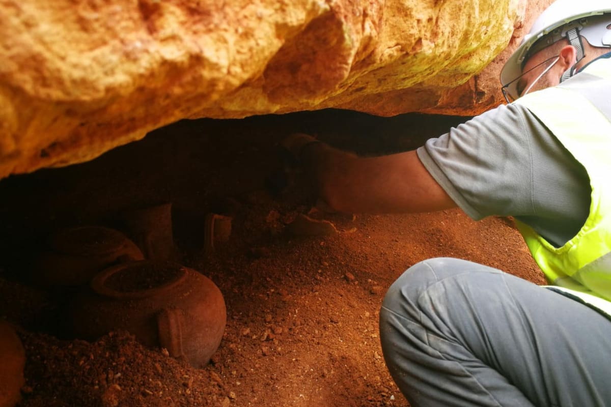 Los obreros descubrieron una tumba, que aún estaba sellada, con los restos cremados de un hombre y de un niño